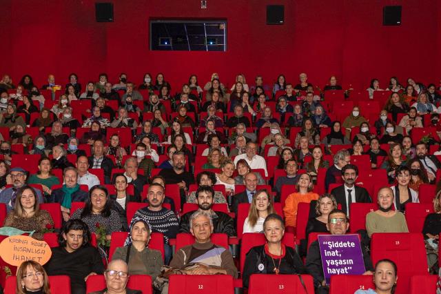 Bergen'in başrolleri, İzmir'de tarım çalışanı bayanlarla sineması izledi