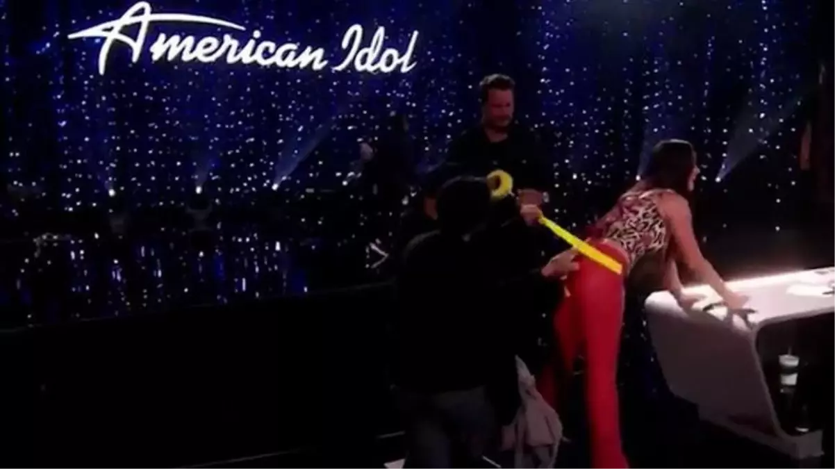 Dünyaca ünlü kadın şarkıcının sahnede bir anda pantolonu patladı, yapılan müdahale daha bomba