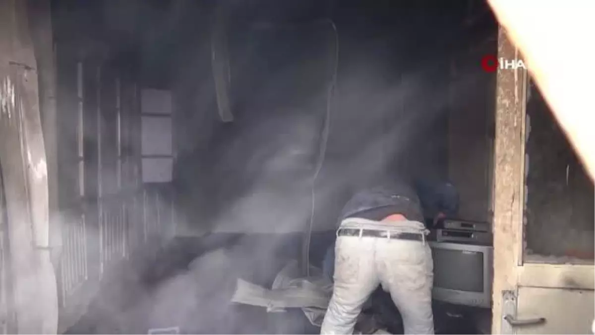 Elektrik kontağından çıkan yangın, evi kullanılamaz hale getirdi