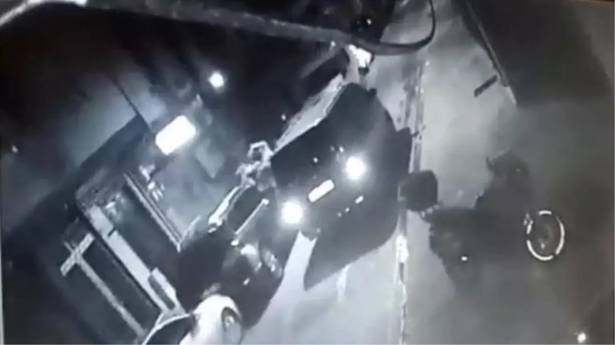 Tekme ve yumruklu kavga kamerada: Önce darp etti sonra 7 bin lira olan montu çaldı