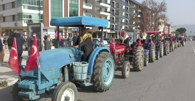 Kılıçdaroğlu'nun geleceğini öğrenen çiftçiler, traktörle konvoy oluşturup mazot fiyatlarını protesto etti