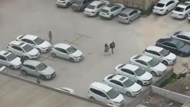 Kimseye aldırmadı! Kadını tekme ve yumrukla herkesin içinde böyle dövdü Kimseye aldırmadı! Kadını tekme ve yumrukla herkesin içinde böyle dövdü