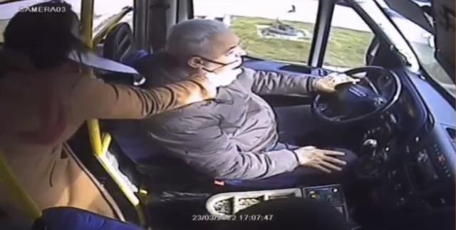 Minibüs sürücüsü neye uğradığını şaşırdı! Bayan yolcudan Will Smith tokadı