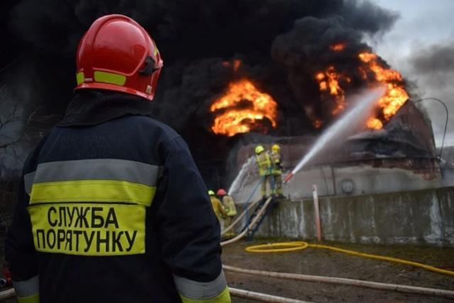 Rus ordusunun vurduğu Rivne'deki yakıt deposunda çıkan yangın 3 gündür söndürülemiyor