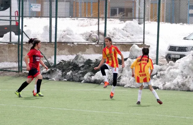 TBMM 23 Nisan Futbol Turnuvası'nın yarı final karşılaşmaları, Erzurum'da başladı