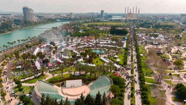 Adana Valisi Elban, Portakal Çiçeği Karnavalı'na 700 bin kişinin katıldığını açıkladı