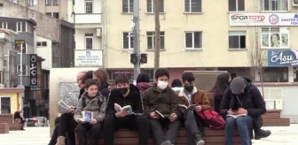 Vatandaşlar açık havada kitap okudu