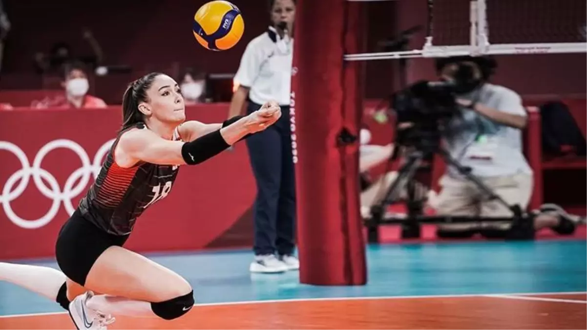 Voleybol sahalarının yıldız ismi Zehra Güneş'le sevgilisi arasındaki boy farkı çok konuşulur
