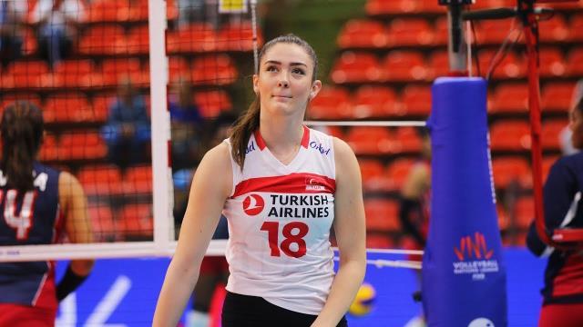 Voleybol alanlarının yıldız ismi Zehra Güneş'le sevgilisi ortasındaki uzunluk farkı çok konuşulur