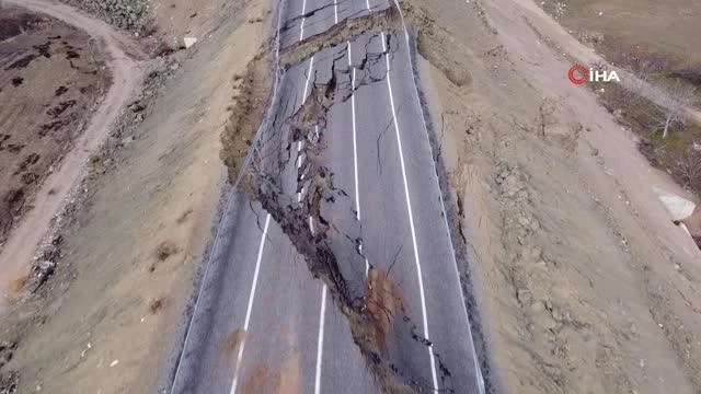 Adana'da asfalt yol çöktü