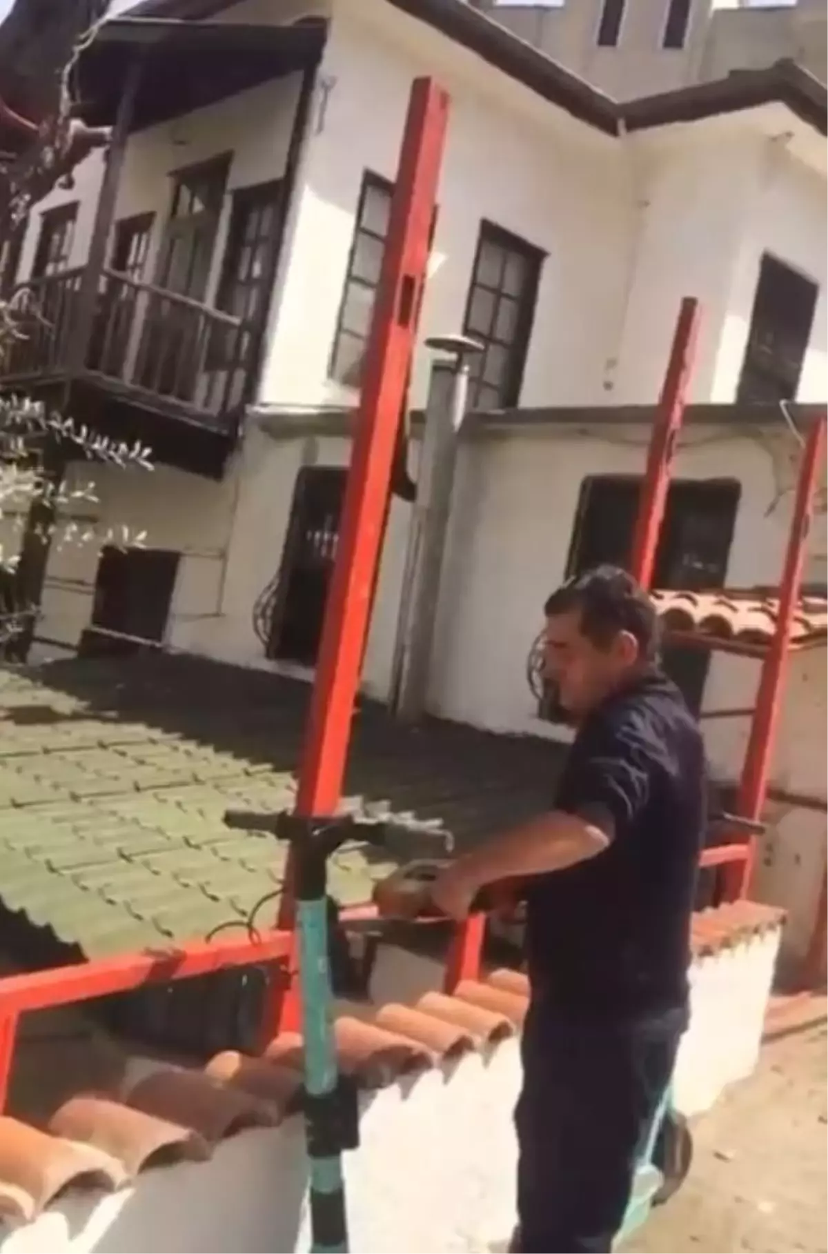 İş yerinin önüne bırakılan skuterleri spiralle kesti