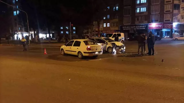 Kırmızı ışık ihlali kazaya neden oldu: 2 yaralı