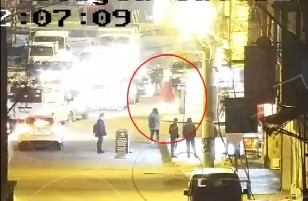 Düğün konvoyunun önünü kesip araçtaki kadının boynundan altın kolyesini çaldılar Düğün konvoyunun önünü kesip araçtaki kadının boynundan altın kolyesini çaldılar