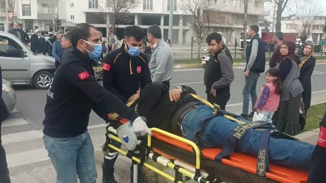 Motosiklete hafif ticari araç çarptı: 1'i ağır 2 yaralı