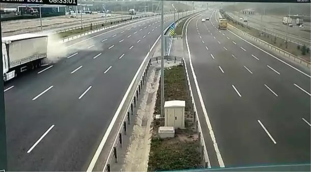 Tuzla'da çarpışan tır ve otomobil alev alev yandı
