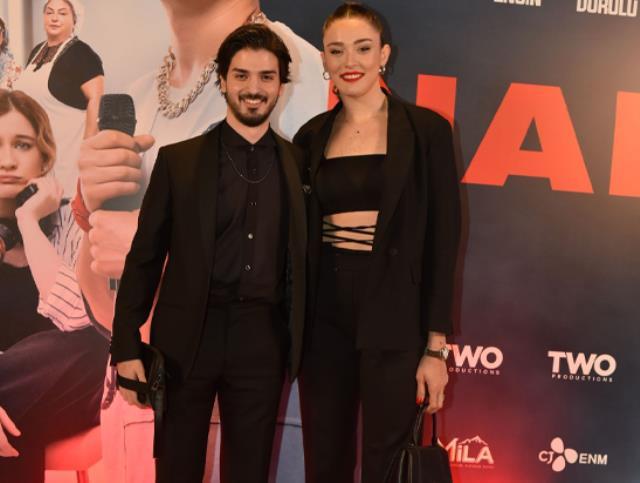 Voleybol sahalarının yıldız ismi Zehra Güneş'le sevgilisi arasındaki boy farkı çok konuşulur