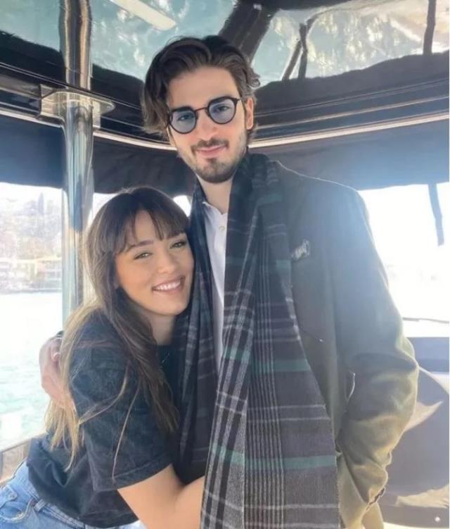 Voleybol sahalarının yıldız ismi Zehra Güneş'le sevgilisi arasındaki boy farkı çok konuşulur