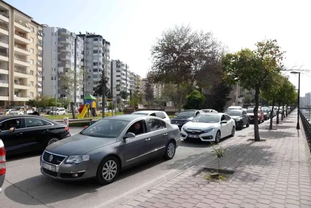 Adana'da otoyol irtibat yolları kapatıldı, kilometrelerce kuyruk oluştu