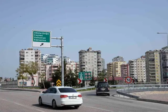 Adana'da otoyol irtibat yolları kapatıldı, kilometrelerce kuyruk oluştu