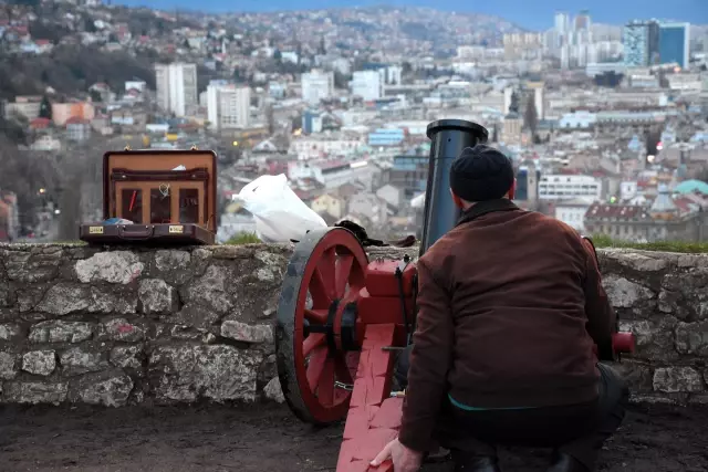 SARAYBOSNA - Bosna Hersek'in başşehri Saraybosna'da birinci ramazanın topu atıldı