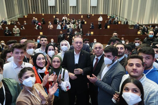 Cumhurbaşkanı Erdoğan'dan gençlere tavsiye: Dünyayı gezip görmek, farklı kültürleri tanımak için kurallarınızı zorlayın