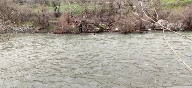 Hakkari'de görev değişimi sırasında dereye düşen askerin için arama çalışmaları başlatıldı
