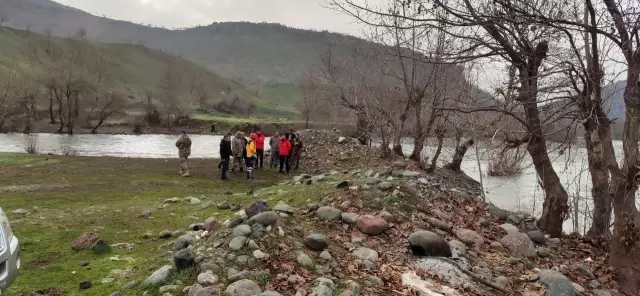 Hakkari'de görev değişimi sırasında dereye düşen askerin için arama çalışmaları başlatıldı