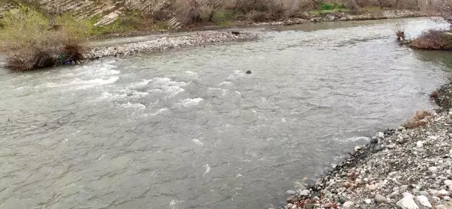 Hakkari'de görev değişimi sırasında dereye düşen askerin için arama çalışmaları başlatıldı