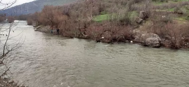 Hakkari'de görev değişimi sırasında dereye düşen askerin için arama çalışmaları başlatıldı