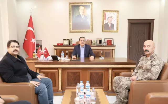 Hakkari Valisi Akbıyık bir askerin suya düştüğü bölgede incelemelerde bulundu