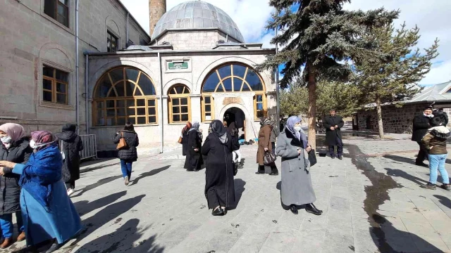Kars'ta Ramazan öncesi Harakani Türbesi doldu taştı