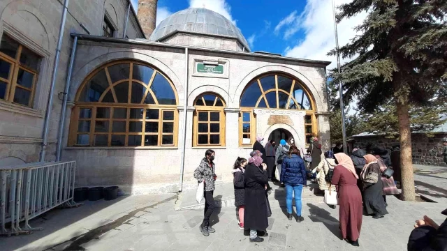 Kars'ta Ramazan öncesi Harakani Türbesi doldu taştı