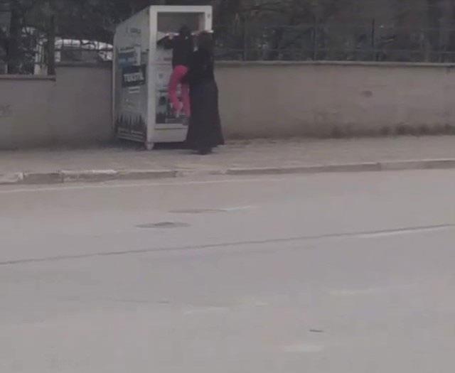 Kocaeli'de şaşkınlık yaratan olay! Çocuğu kıyafet kumbarasına sokup, kıyafetleri aldırdı