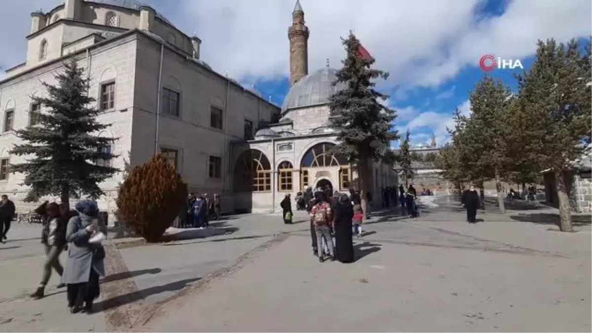 Ramazan öncesi Harakani Türbesi doldu taştı
