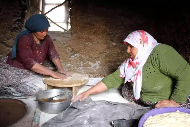 Şemdinli'de Ramazan çöreği mesaisi