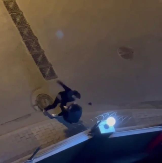 Tartıştığı kadını sokak ortasında yumrukladı! O anlar saniye saniye görüntülendi