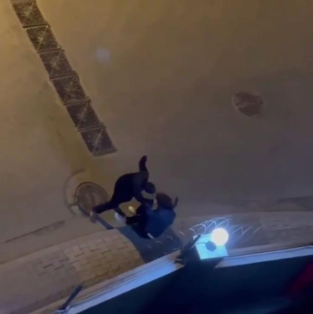 Tartıştığı kadını sokak ortasında yumrukladı! O anlar saniye saniye görüntülendi