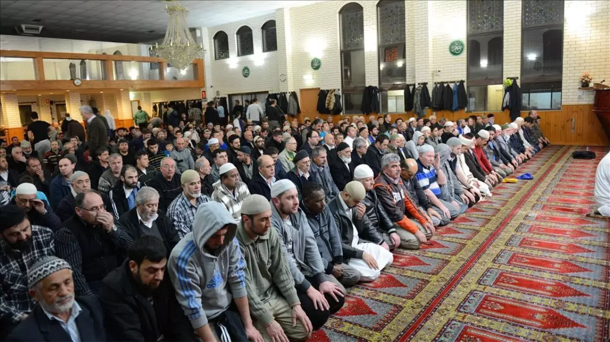 Teravih namazı arasında okunan salavat nedir? Teravih namazı aralarında ne okunur?