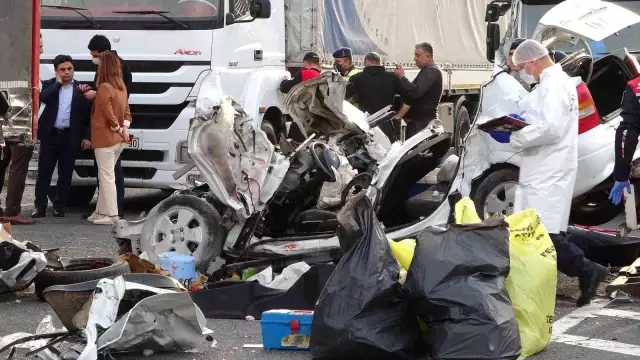 Denetimden çıkan araba tıra çarptı, sürat göstergesi 180'de takılı kaldı: 2 meyyit, 1 yaralı