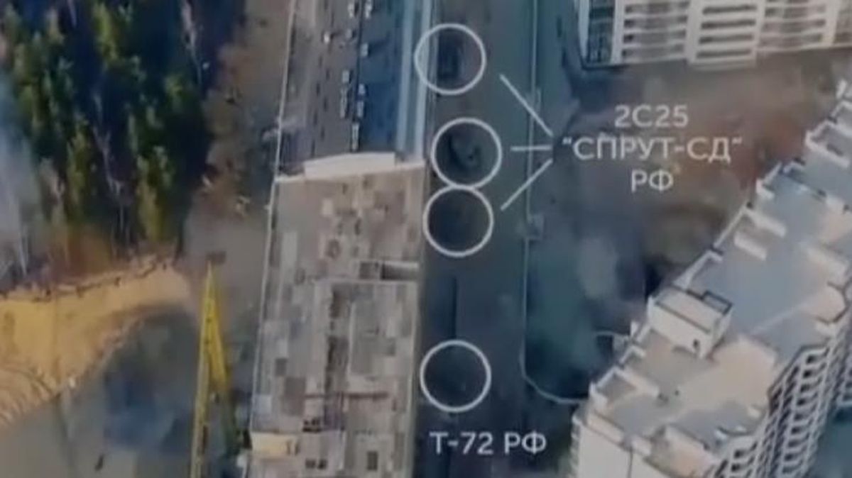 Ukrayna görüntüleri paylaştı! Sivil yerleşim alanına gizlenen Rus zırhlıları böyle vuruldu