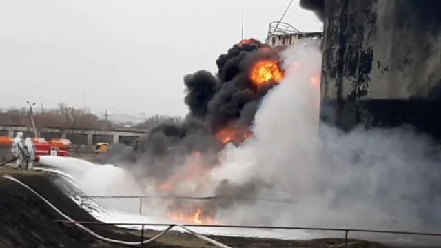 Ukrayna ordusuna ilişkin helikopterler Rusya'daki petrol rafinerisini vurdu