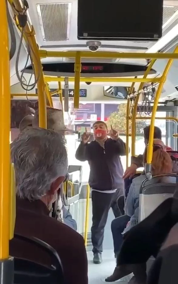 Otobüsü durdurup yolcuyla tartışmaya başlayan sürücünün kelamları, duyanları gülme krizine soktu