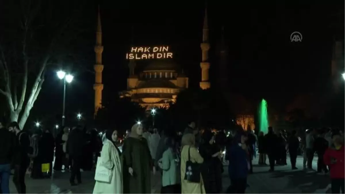 Ayasofya-i Kebir Cami-i Şerifi mahyalarla aydınlandı
