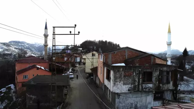 Birebir mahallede karşılıklı oturmalarına karşın iftarlarını 1 dakika ortayla açıyorlar