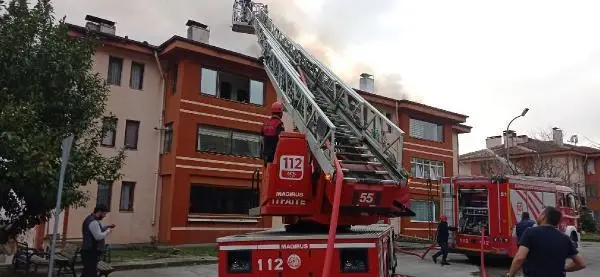 Binanın çatısındaki izolasyon malzemeleri tutuştu: 2 yaralı
