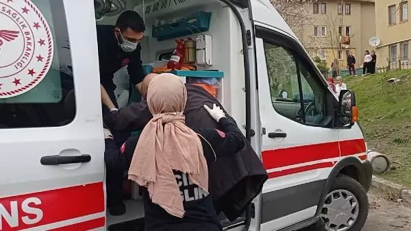 Binanın çatısındaki izolasyon malzemeleri tutuştu: 2 yaralı