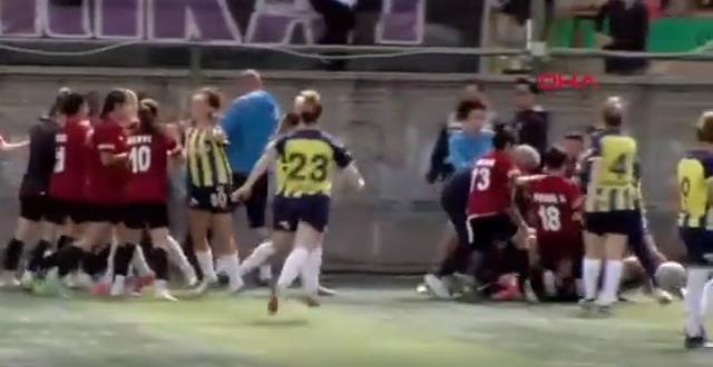 Büyük rezillik! Fenerbahçeli bayan futbolculara tekme tokat saldırdılar