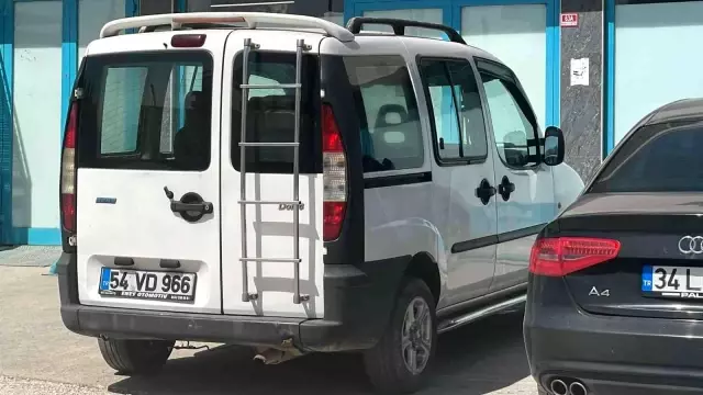 Çaldıkları arabayla gezerken polise yakalandılar