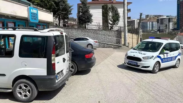 Çaldıkları arabayla gezerken polise yakalandılar