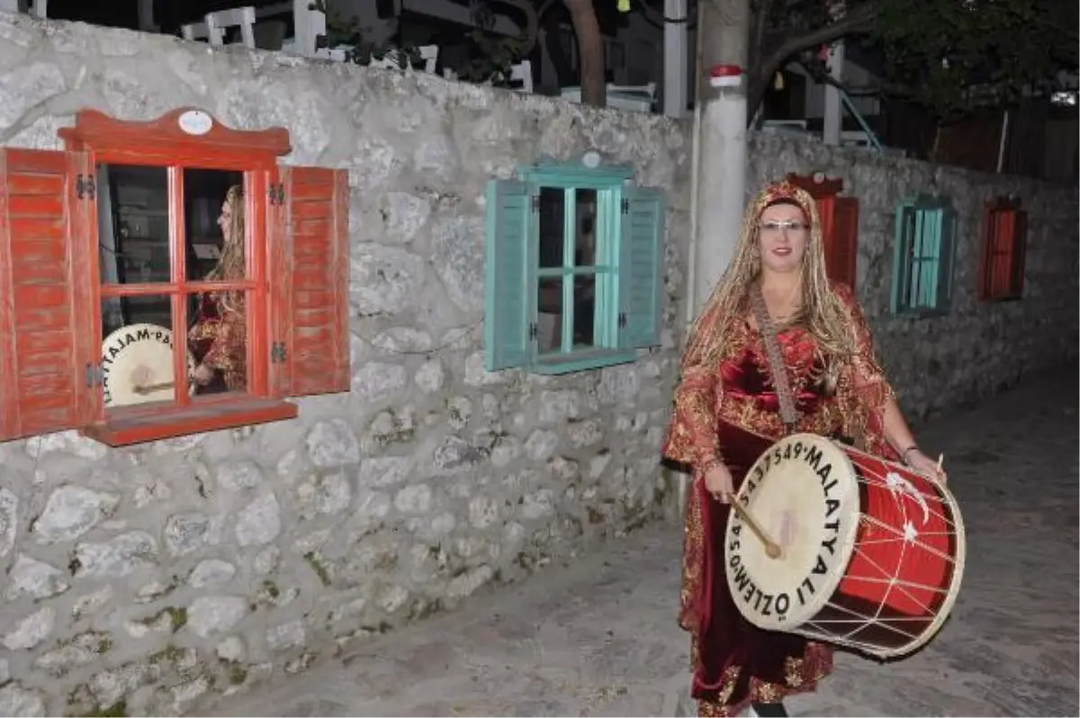 Datça'nın tek ramazan davulcusu Özlem